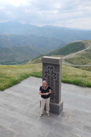 Bild: Vor einem Kreuzstein in Berg-Karabach