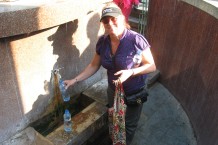 Bild: Susi beim abfüllen ihrer Wasserflaschen