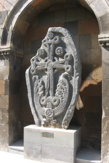 Bild: Kreuzsteine an einer Klostermauer