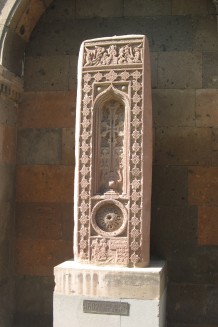Bild: Kreuzsteine an einer Klostermauer