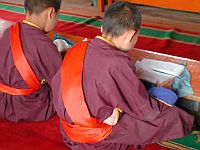 Bild: Klosterschüler beim lesen der Sutren