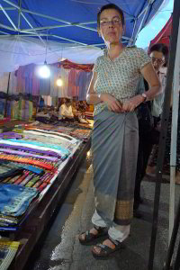 Elke kauft sich einen Rock auf dem Nachtmarkt