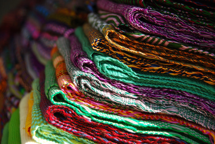 Eine Frau verkauft handgewebte Schals