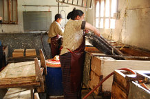 Bild: Eine Frau beim Papierschöpfen