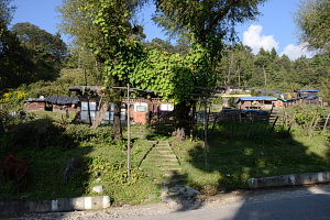 Bild: Hütten gegenüber des Restaurants
