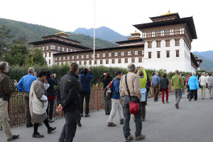 Bild: Alles strömt zum Dzong