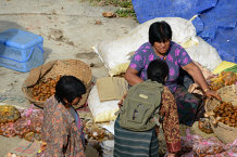 Bild: Frauen verkaufen Betelnüsse