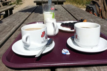 Bild: 2 Café, ein Glas Milch und eine Tarte aux Myrtilles