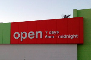 Bild: Die Öffnungszeiten des Supermarktes Countdown in Napier.