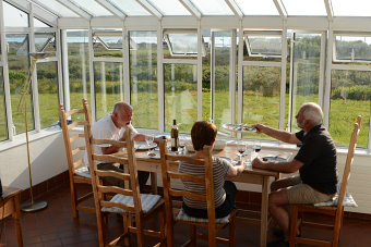 Bild: Beim Abendessen sind wieder alle Fenster offen