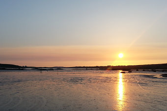 Bild: Ein Sonnenuntergang, eine Flasche Wein ... was braucht man mehr?