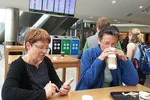 Bild: Elke und Margret geniessen den letzten Kaffee auf irischem Boden