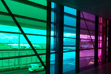 Bild: Bunte Fenster am Flughafen