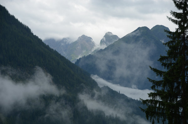 In den Tälern halten sich die Wolken hartnäckig