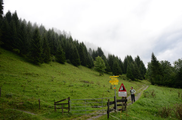 Wir sind guter Dinge und ziehen die Regenjacken aus