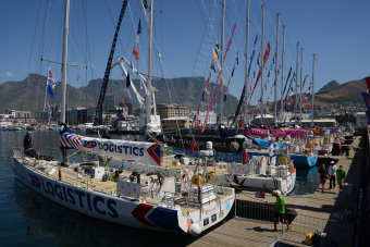 Bild: Im Hafen liegen gerade Segelboote für einen Wettbewerb