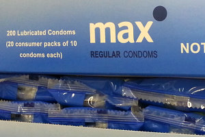 Bild: Kostenlose Kondome auf dem Klo an der Grenze