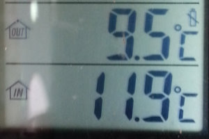 Bild: Das Thermometer an der Rezeption zeigt morgens um 10:30 9,5°C
