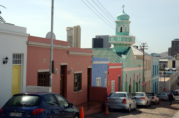 Bunte Häuschen und eine Moschee