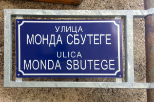 Bild: Manche Straßennamen sind erst auf russisch und dann erst in der Landessprache!