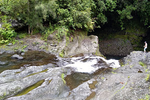 Bild: Am kleineren Wasserfall