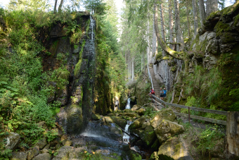 Bild: Kleiner Wasserfall