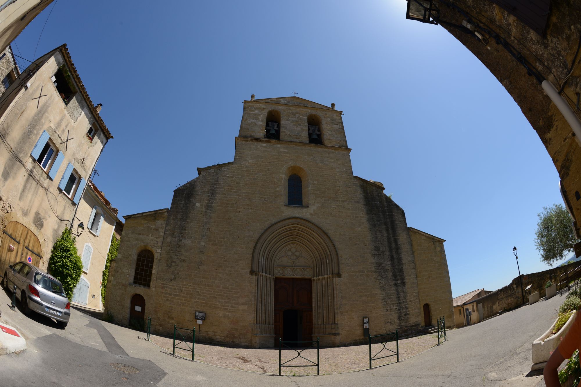 Die Kirche von Cucuron