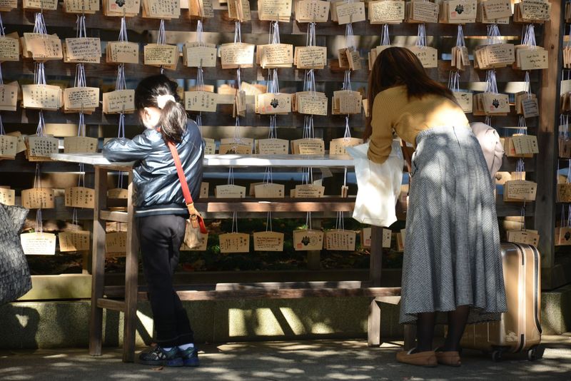 Man schreibt Wünsche oder Bitten auf kleine Holztafeln