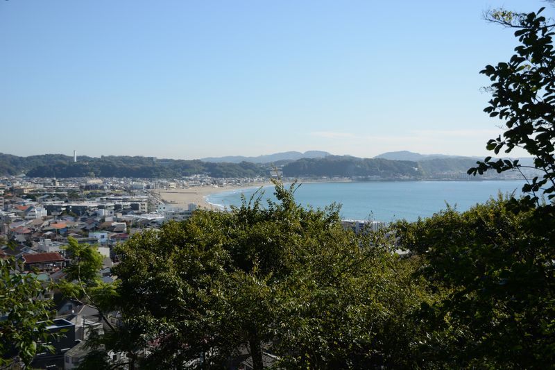 Kamakura vom Aussichtspunkt im Garten aus gesehen