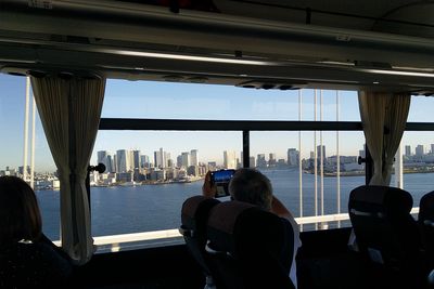 Auf der Rainbow-Bridge Blick zurück auf Tokio