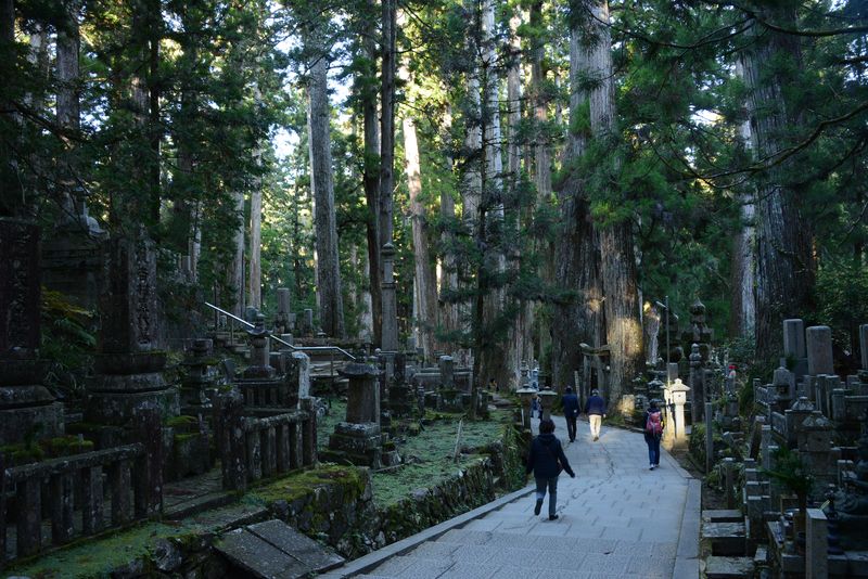 Im größten Friedhof Japans - Oku-no-in