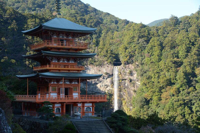 Blick über die Pagode auf den Wasserfall