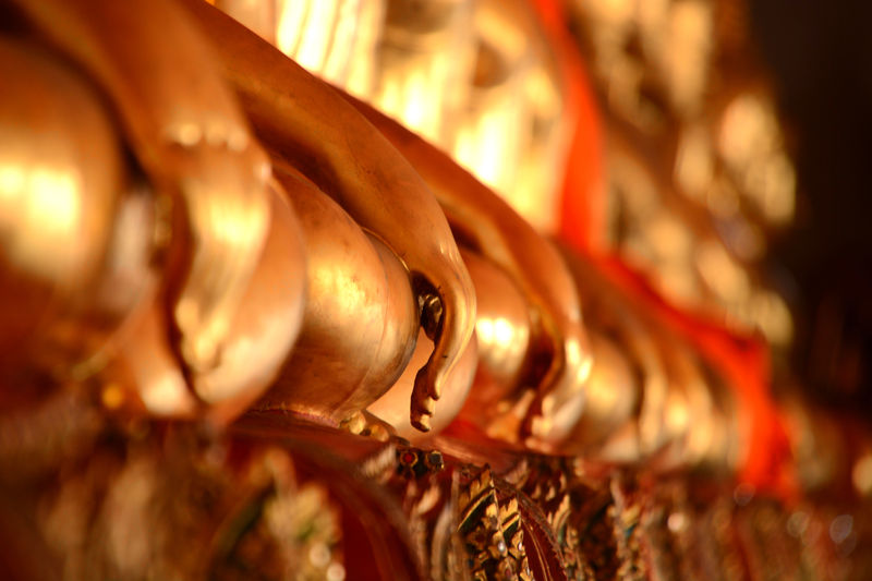 Reihen von Buddhastatuen