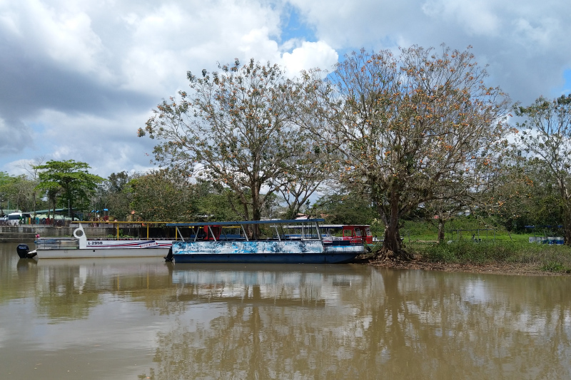 Boote am 'Hafen' von Los Chiles