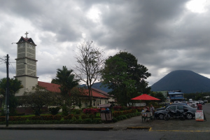 Am zentralen Platz in La Fortuna