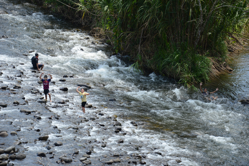 Spielende Kinder im Fluss