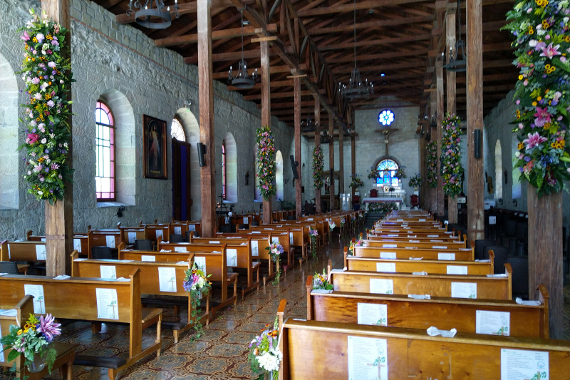 Auch die Kirche ist geschmückt