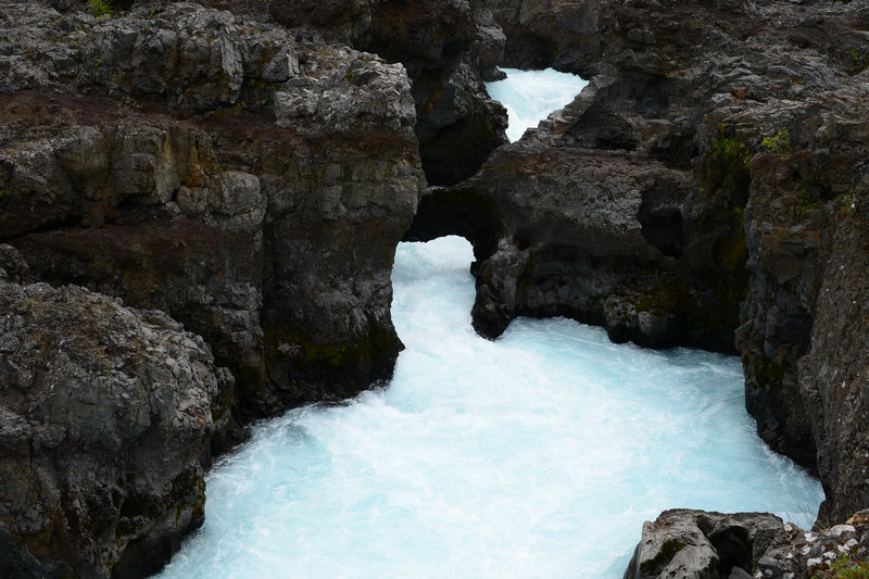 Das Wasser muss durch eine sehr enge Schlucht