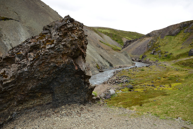 Wanderung in eine Schlucht bei Húsafell
