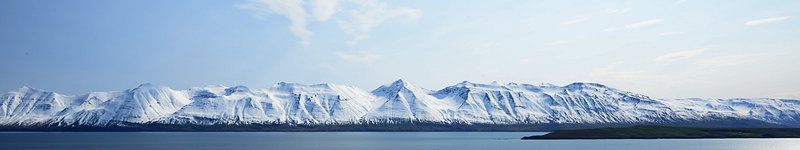 Schneebedeckte Berge am Meer
