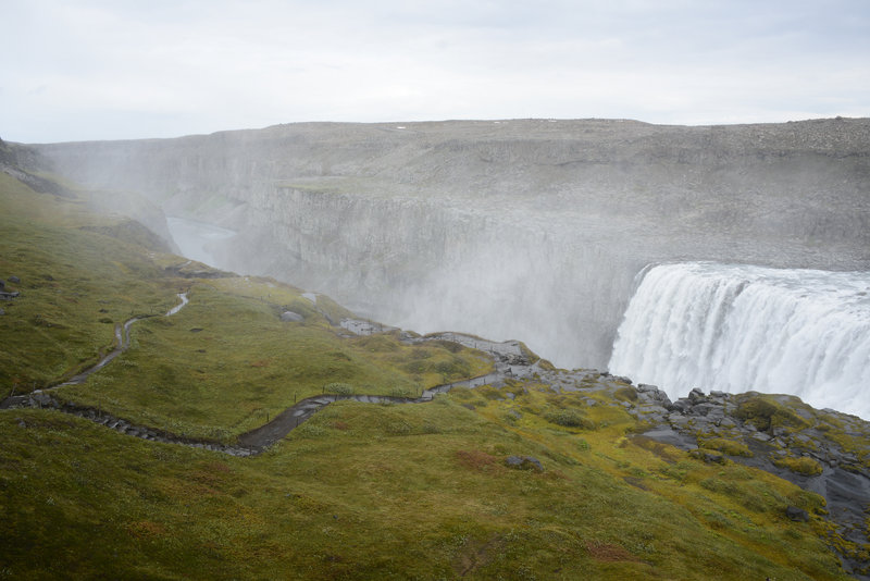 Schon von weitem donnert der Wasserfall gewaltig