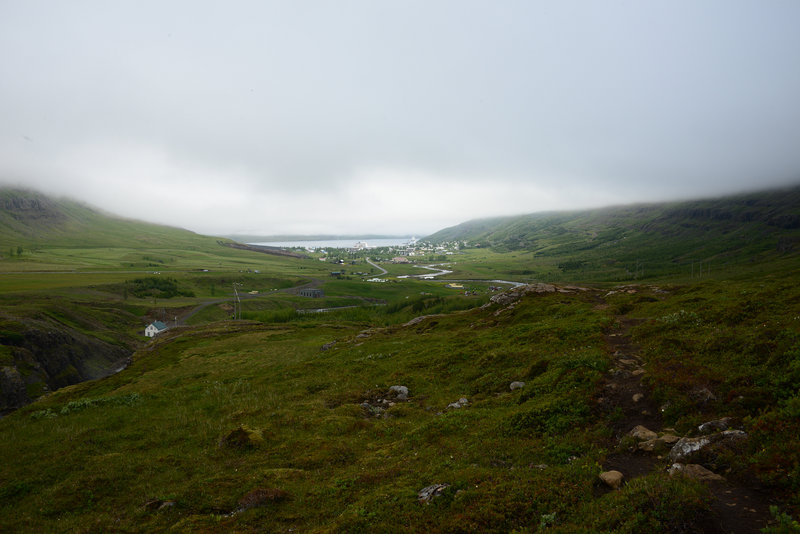 Seyðisfjörður verschwindet im Nebel