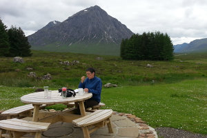 Bild: Tagebuch schreiben bei einem Tee in grandioser Landschaft