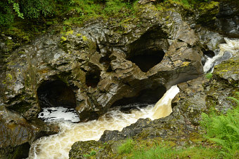 Bild: Vom Wasser ausgehöhlte Felsen