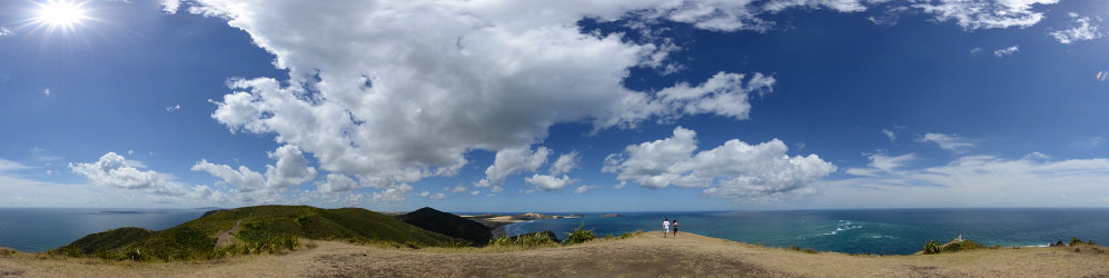 Bild: Panorama Richtung Norden am Cape Reinga. Rechts unten sieht man ganz klein den Leuchtturm.