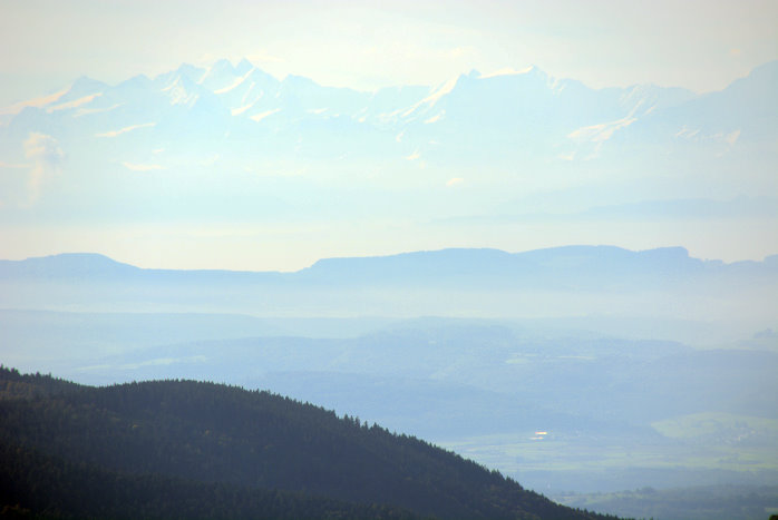 Eiger, Mönch und Jungfrau. Etwas im Dunst, aber gerade so erkennbar.