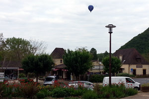 Bild: Ein Ballon über dem Dorf