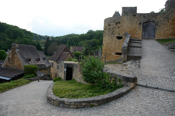 Der Zugang zur Burg ist jetzt natürlich zu