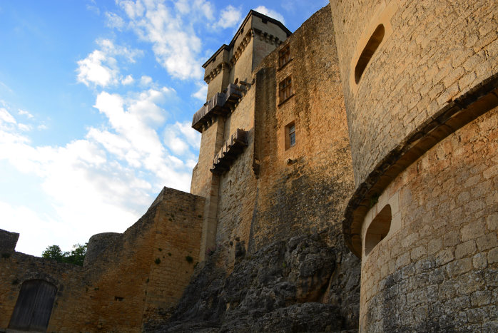 Die Castelnaudburg im Abendlicht