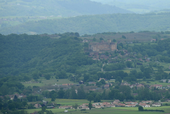 Das riesige Schloß Castelnau das auf einem Bergrücken drohnt